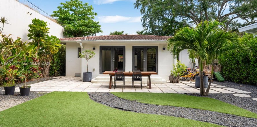 House in Miami, Florida 3 bedrooms, 150.22 sq.m. № 2076478