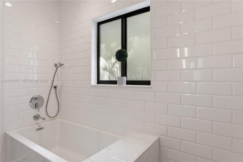 House in Miami, Florida 3 bedrooms, 150.22 sq.m. № 2076478 - photo 24