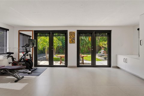 House in Miami, Florida 3 bedrooms, 150.22 sq.m. № 2076478 - photo 11