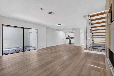 Adosado en venta en Lake Worth, Florida, 4 dormitorios, 158.49 m2 № 2246354 - foto 9