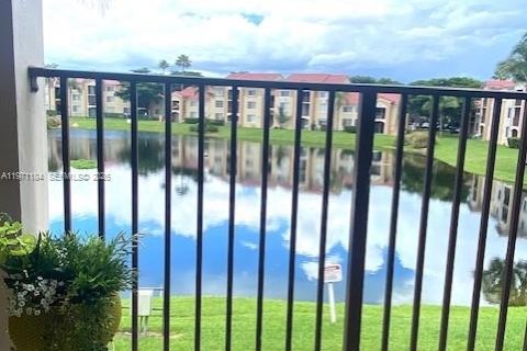 Кондоминиум с 3 спальнями в Мирамар, Флорида № 2032094