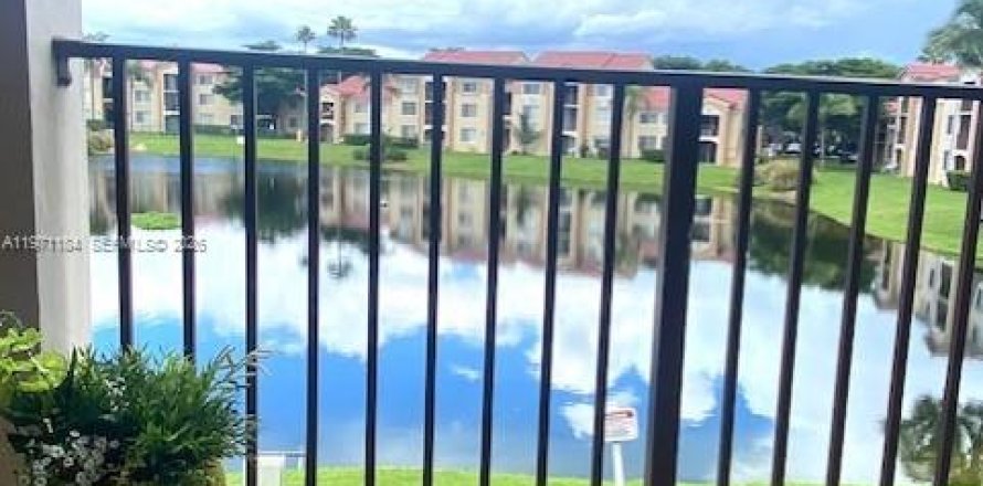 Кондоминиум с 3 спальнями в Мирамар, Флорида № 2032094