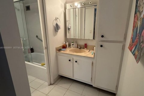 Condo in Sunny Isles Beach, Florida, 1 bedroom № 1994034 - photo 9