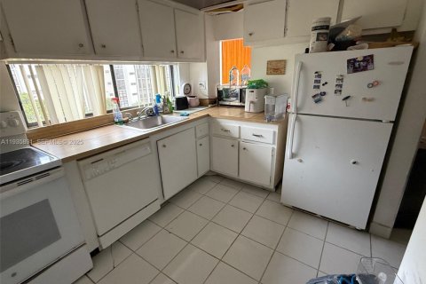 Condo in Sunny Isles Beach, Florida, 1 bedroom № 1994034 - photo 3