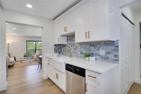 Condo in Indian Shores, Florida, 2 bedrooms  № 2142744 - photo 13
