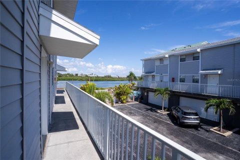 Condo in Indian Shores, Florida, 2 bedrooms  № 2142744 - photo 4