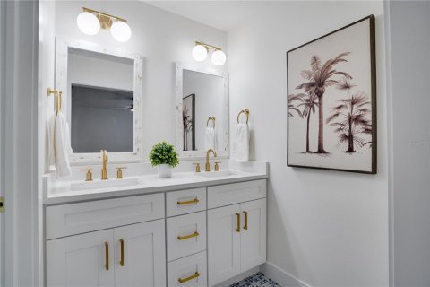 Condo in Indian Shores, Florida, 2 bedrooms  № 2142744 - photo 20