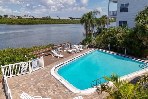 Condo in Indian Shores, Florida, 2 bedrooms  № 2142744 - photo 30
