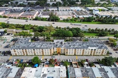 Condominio en venta en Hialeah, Florida, 2 dormitorios, 71.53 m2 № 2066455 - foto 2