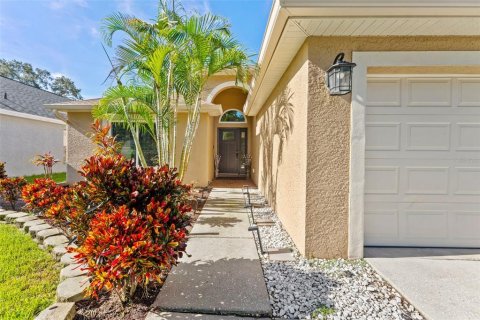 House in Lutz, Florida 3 bedrooms, 162.58 sq.m. № 2296676 - photo 2