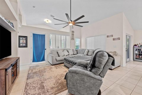 House in Lutz, Florida 3 bedrooms, 162.58 sq.m. № 2296676 - photo 5