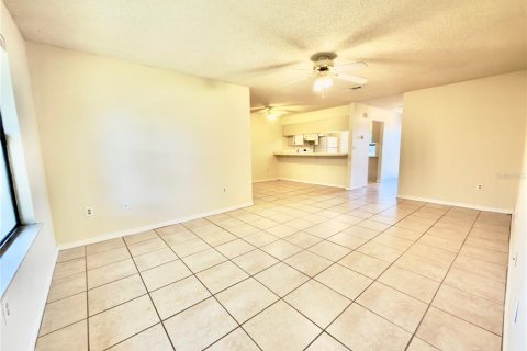 Villa ou maison à louer à Bradenton, Floride: 2 chambres, 121.05 m2 № 2098326 - photo 4