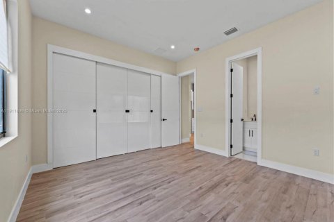 Casa en venta en Miami, Florida, 4 dormitorios, 241.55 m2 № 1975094 - foto 19