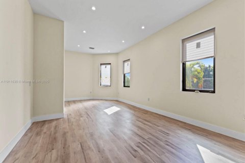 Casa en venta en Miami, Florida, 4 dormitorios, 241.55 m2 № 1975094 - foto 22