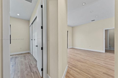 Casa en venta en Miami, Florida, 4 dormitorios, 241.55 m2 № 1975094 - foto 17