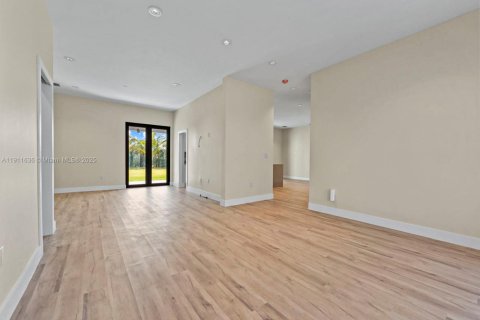 Casa en venta en Miami, Florida, 4 dormitorios, 241.55 m2 № 1975094 - foto 10