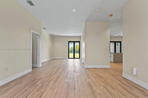 Casa en venta en Miami, Florida, 4 dormitorios, 241.55 m2 № 1975094 - foto 9