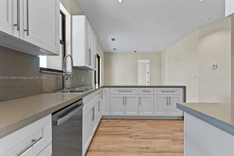 Casa en venta en Miami, Florida, 4 dormitorios, 241.55 m2 № 1975094 - foto 14