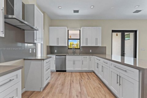 Casa en venta en Miami, Florida, 4 dormitorios, 241.55 m2 № 1975094 - foto 15