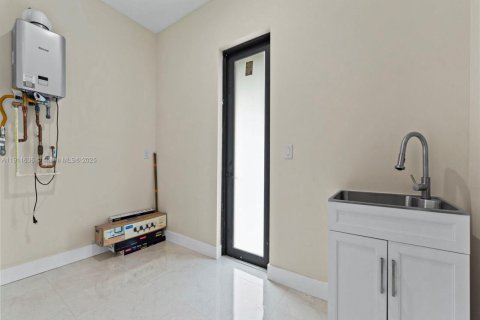 Casa en venta en Miami, Florida, 4 dormitorios, 241.55 m2 № 1975094 - foto 30