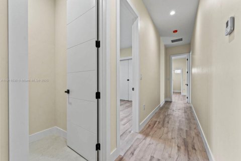 Casa en venta en Miami, Florida, 4 dormitorios, 241.55 m2 № 1975094 - foto 26