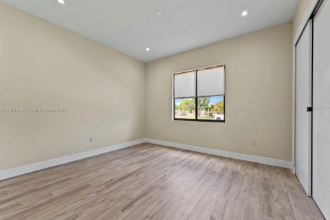 Casa en venta en Miami, Florida, 4 dormitorios, 241.55 m2 № 1975094 - foto 18
