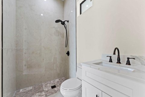 Casa en venta en Miami, Florida, 4 dormitorios, 241.55 m2 № 1975094 - foto 25