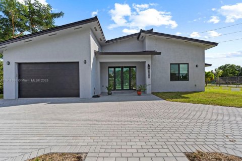 Casa en venta en Miami, Florida, 4 dormitorios, 241.55 m2 № 1975094 - foto 4