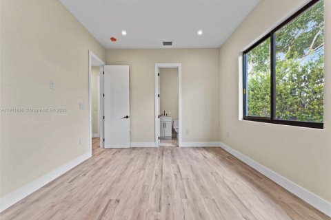 Casa en venta en Miami, Florida, 4 dormitorios, 241.55 m2 № 1975094 - foto 29