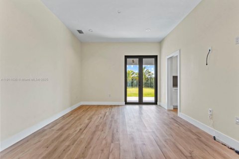 Casa en venta en Miami, Florida, 4 dormitorios, 241.55 m2 № 1975094 - foto 12