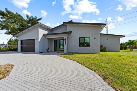 Casa en venta en Miami, Florida, 4 dormitorios, 241.55 m2 № 1975094 - foto 2