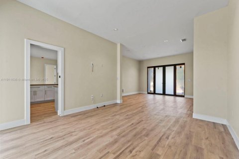 Casa en venta en Miami, Florida, 4 dormitorios, 241.55 m2 № 1975094 - foto 13