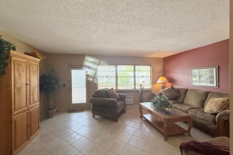 Condo in Deerfield Beach, Florida, 1 bedroom № 2175639 - photo 8