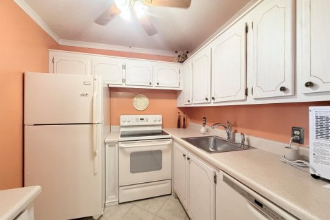 Condo in Deerfield Beach, Florida, 1 bedroom № 2175639 - photo 10