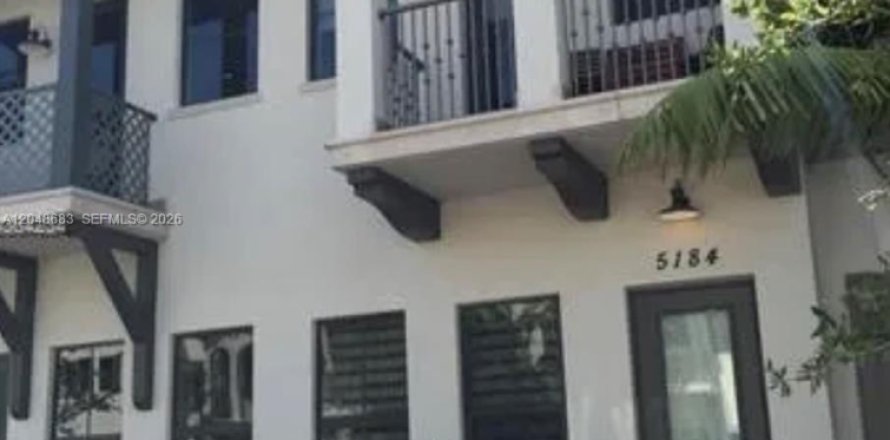 Townhouse in Doral, Florida 3 bedrooms, 173.26 sq.m. № 2240620