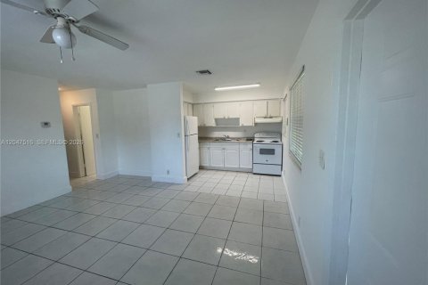 House in Lauderhill, Florida 2 bedrooms, 222.87 sq.m. № 2261189