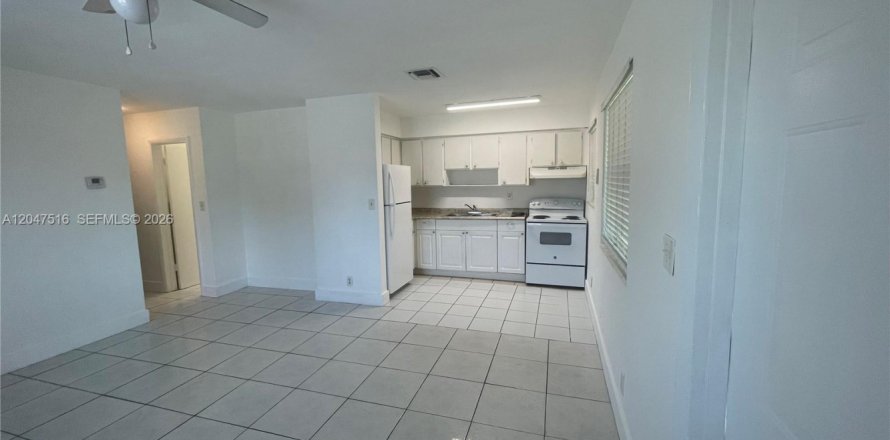 House in Lauderhill, Florida 2 bedrooms, 222.87 sq.m. № 2261189