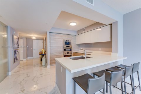 Condo in Sunny Isles Beach, Florida, 2 bedrooms  № 1716254 - photo 16