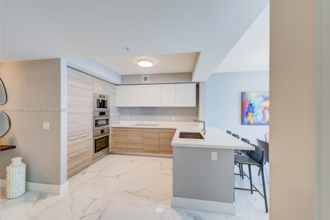 Condo in Sunny Isles Beach, Florida, 2 bedrooms  № 1716254 - photo 15