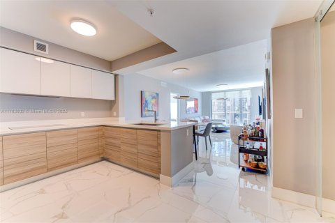 Condo in Sunny Isles Beach, Florida, 2 bedrooms  № 1716254 - photo 14