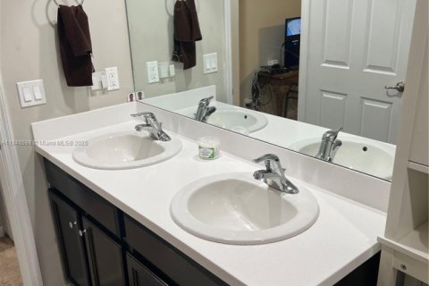 House in Port St. Lucie, Florida 4 bedrooms, 167.78 sq.m. № 2022386 - photo 17