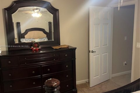 House in Port St. Lucie, Florida 4 bedrooms, 167.78 sq.m. № 2022386 - photo 10