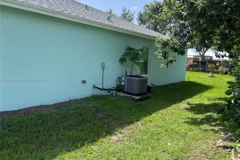House in Port St. Lucie, Florida 4 bedrooms, 167.78 sq.m. № 2022386 - photo 25