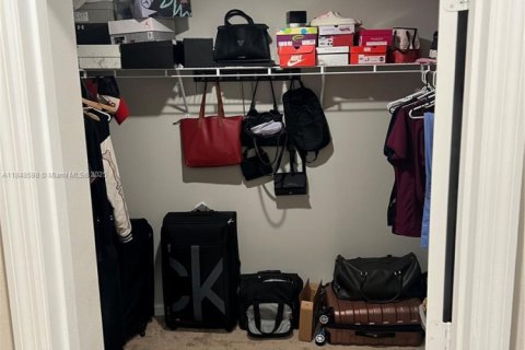 House in Port St. Lucie, Florida 4 bedrooms, 167.78 sq.m. № 2022386 - photo 19