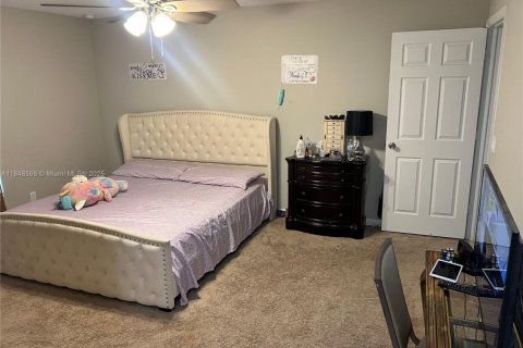 House in Port St. Lucie, Florida 4 bedrooms, 167.78 sq.m. № 2022386 - photo 15