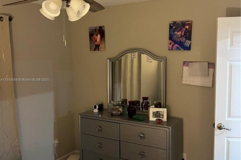 House in Port St. Lucie, Florida 4 bedrooms, 167.78 sq.m. № 2022386 - photo 11