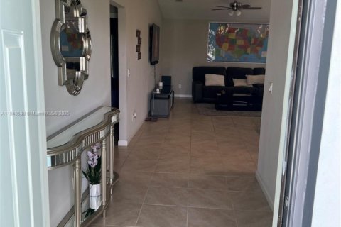 House in Port St. Lucie, Florida 4 bedrooms, 167.78 sq.m. № 2022386 - photo 2