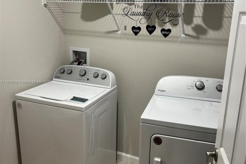 House in Port St. Lucie, Florida 4 bedrooms, 167.78 sq.m. № 2022386 - photo 24