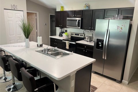 House in Port St. Lucie, Florida 4 bedrooms, 167.78 sq.m. № 2022386 - photo 4