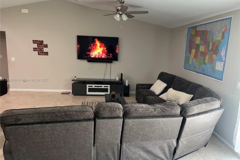 House in Port St. Lucie, Florida 4 bedrooms, 167.78 sq.m. № 2022386 - photo 5